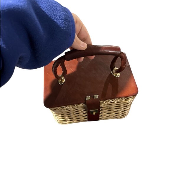 Vintage tan Wicker Basket Purse
Handbag gold hardware brown leather handles - Picture 6 of 8